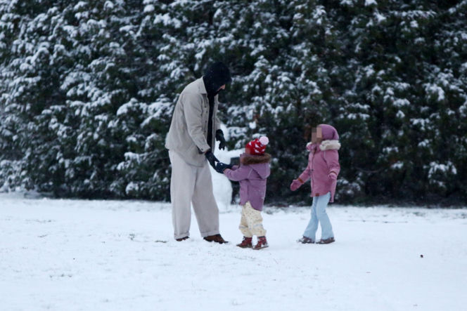 Maciej Pela zabrał córeczki na sanki