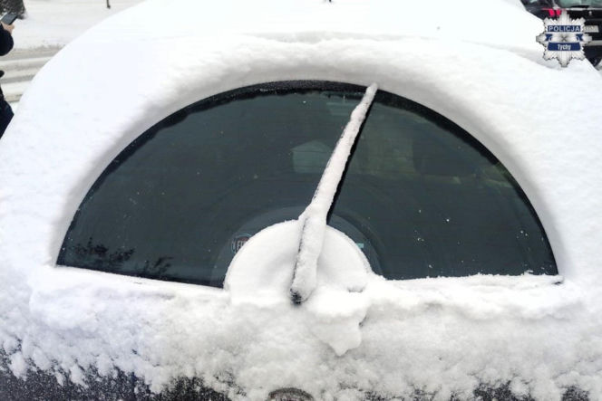 Jazda nieodśnieżonym samochodem jest niedozwolona