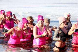 Różowe morsowanie idealne na pomaganie. Trzy Stawy opanowali amatorzy zimnych kąpieli