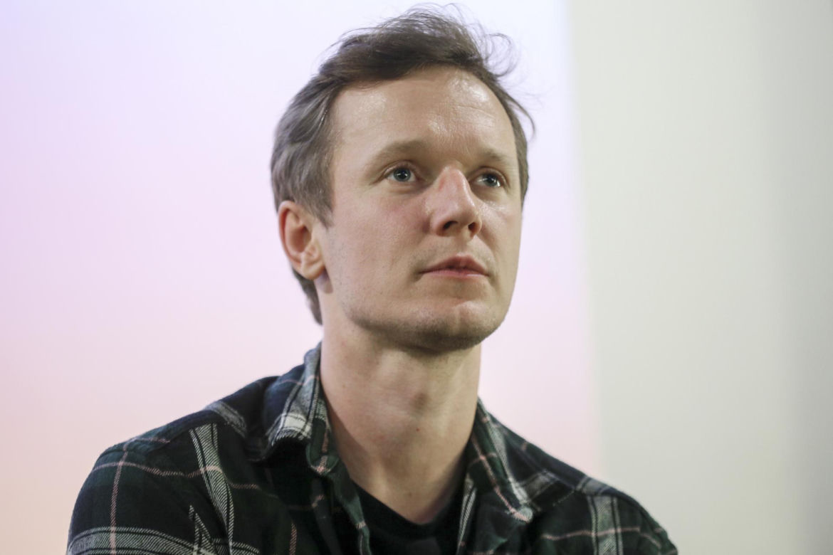 Filip Pławiak kiedyś i dziś. Tak przez lata zmieniał się ulubieniec widzów z serialu "Chyłka"