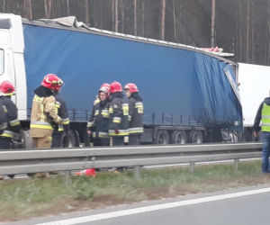 Łyski. Potężny karambol na S8. Osobówka została zmiażdżona