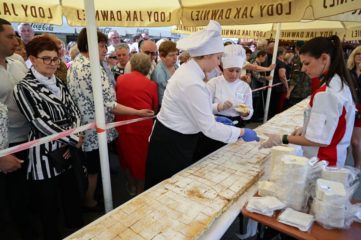Gigantyczna kremówka w Rzeszowie gotowa. Porcji wystarczy dla każdego!