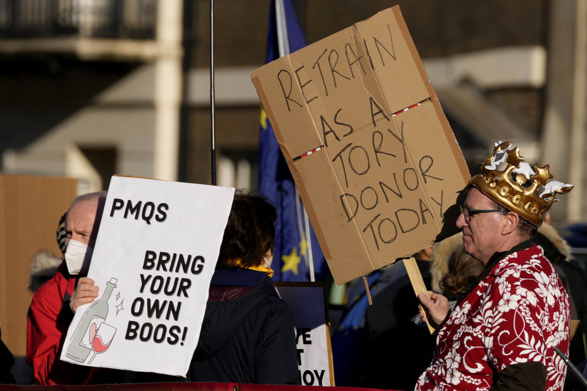 Boris Johnson skompromitowany. Imprezy, "winne piątki", wybryki jego ludzi. Musi odejść?