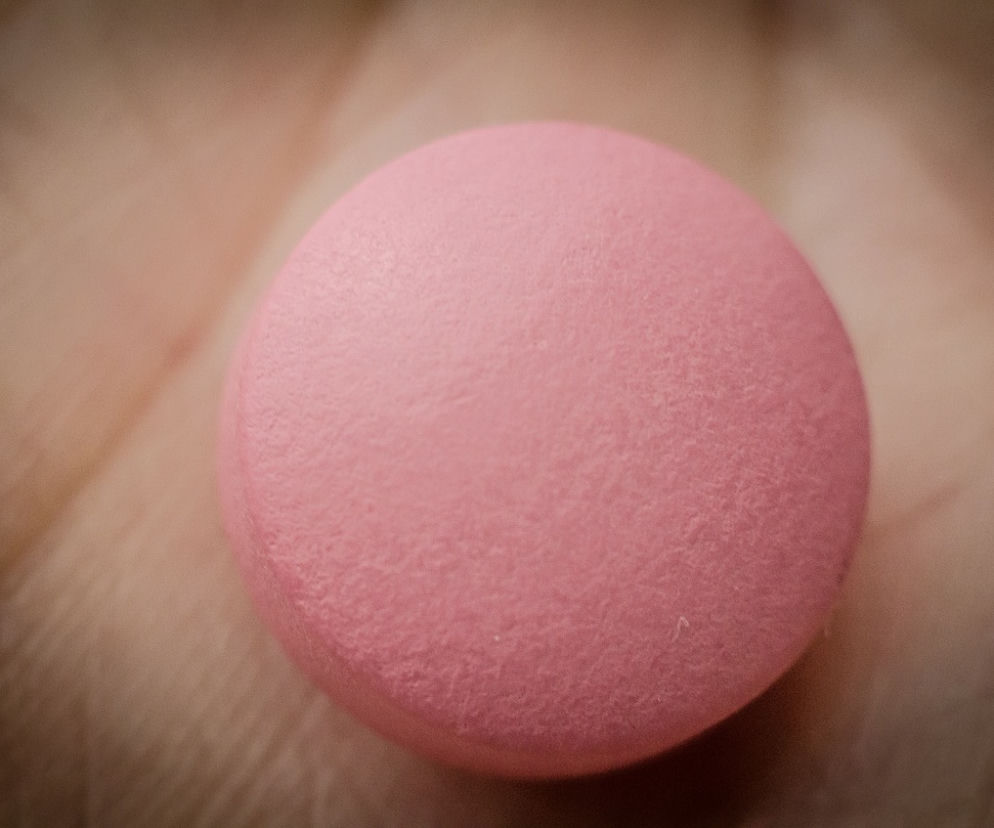 Zakażenie szerzy się drogą kropelkową w czasie kaszlu, kichania, mówienia lub przez kontakt bezpośredni z chorym