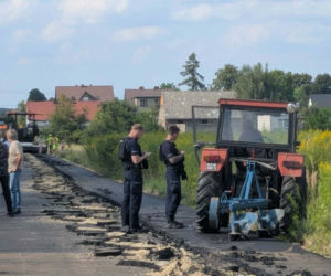 Rolnik, który zniszczył asfalt pługiem, w rękach policji. Uszkodził aż 200 metrów nowej drogi
