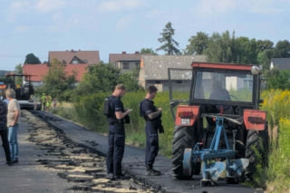 Rolnik, który zaorał asfalt, został zatrzymany. Policja potwierdza: uszkodził 200 metrów nowej drogi