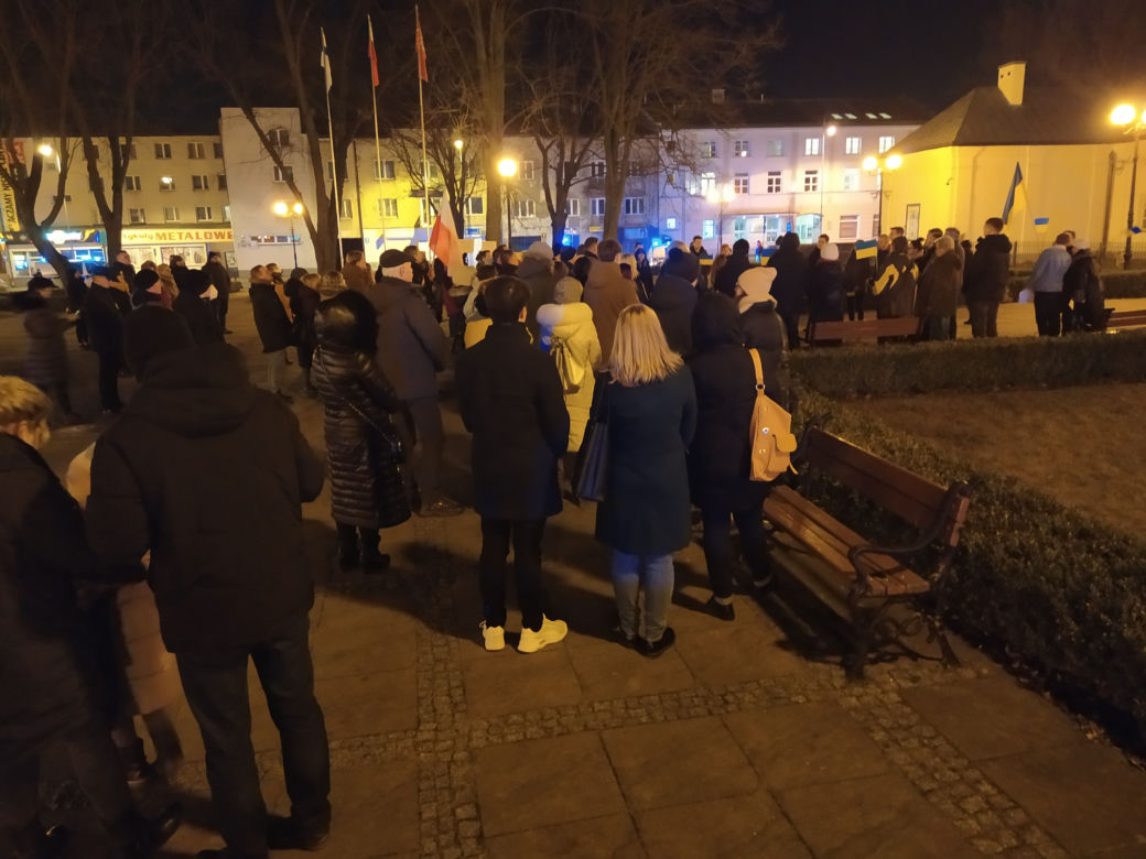 Siedlczanie okazali swoje poparcie dla Ukrainy w wojnie z Rosją – pokojowa demonstracja solidarnościowa w Siedlcach