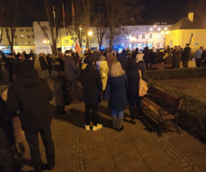 Siedlczanie okazali swoje poparcie dla Ukrainy w wojnie z Rosją – pokojowa demonstracja solidarnościowa w Siedlcach