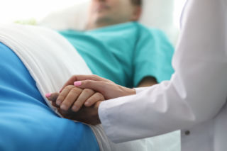 Sen o śmierci mamy wywołuje przerażenie. Sennik wskazuje na życiową rewolucję