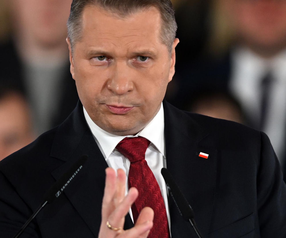Przemysław Czarnek przemawia przy mikrofonach. O projekcie ustawy obniżającej koszty ogrzewania przeczytasz na SE Superbiz.