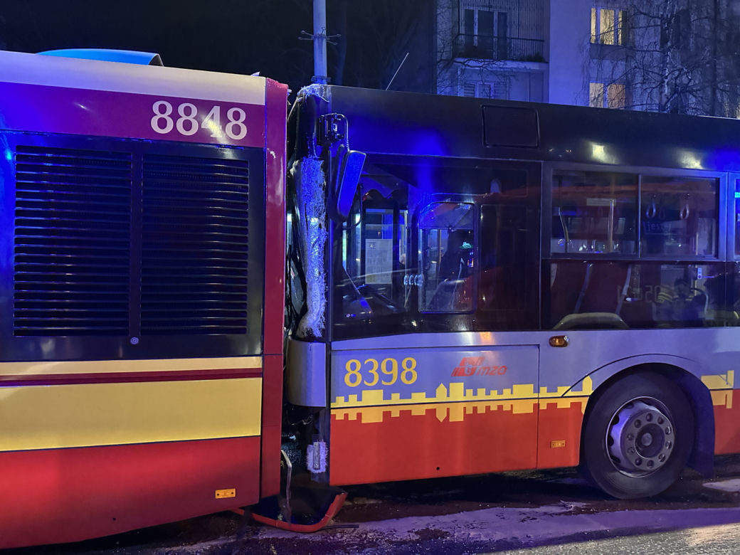 Autobusy zderzyły się w Warszawie. 10 osób rannych