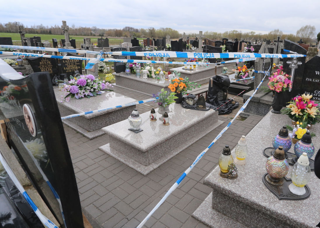 Płyta z nagrobka zabiła Milanka. Tragedia na cmentarzu. Pomnik zawalił się na 1,5 rocznego chłopca
