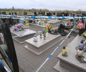 Płyta z nagrobka zabiła Milanka. Tragedia na cmentarzu. Pomnik zawalił się na 1,5 rocznego chłopca