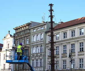 Trwa montaż choinki i świątecznych iluminacji