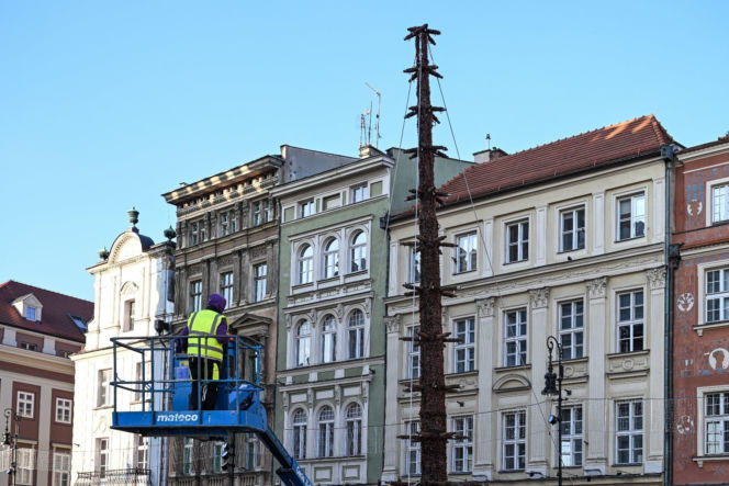 Trwa montaż choinki i świątecznych iluminacji
