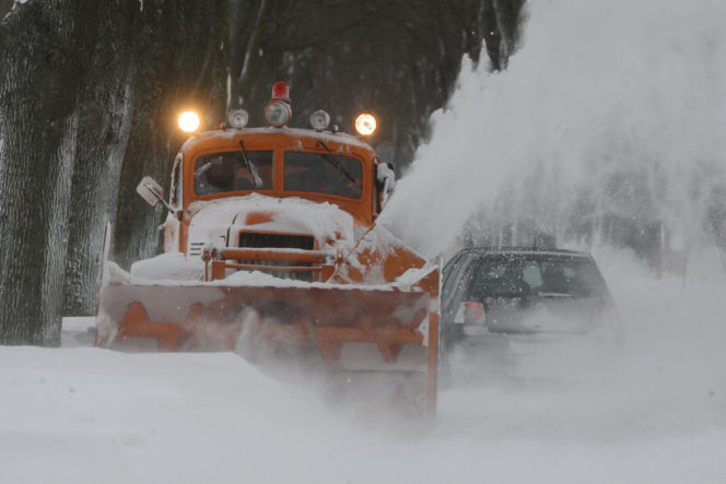 Wyciągnęli 63-letnią maszynę do odśnieżania