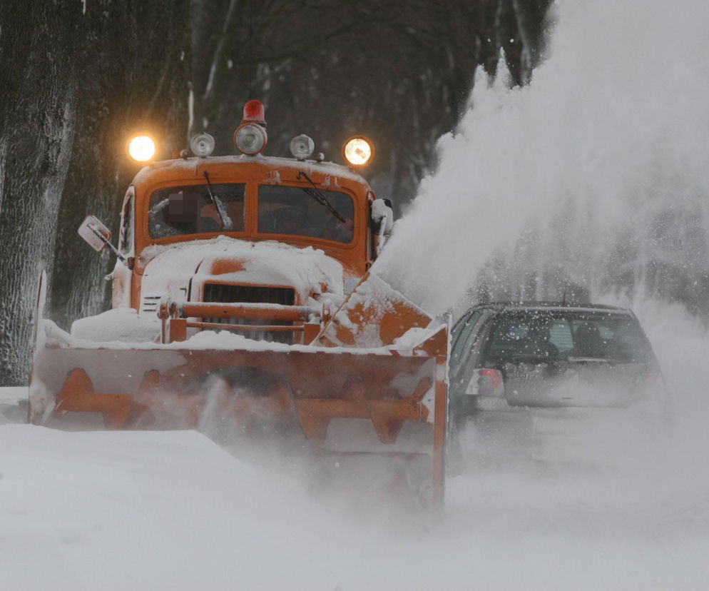 Wyciągnęli 63-letnią maszynę do odśnieżania