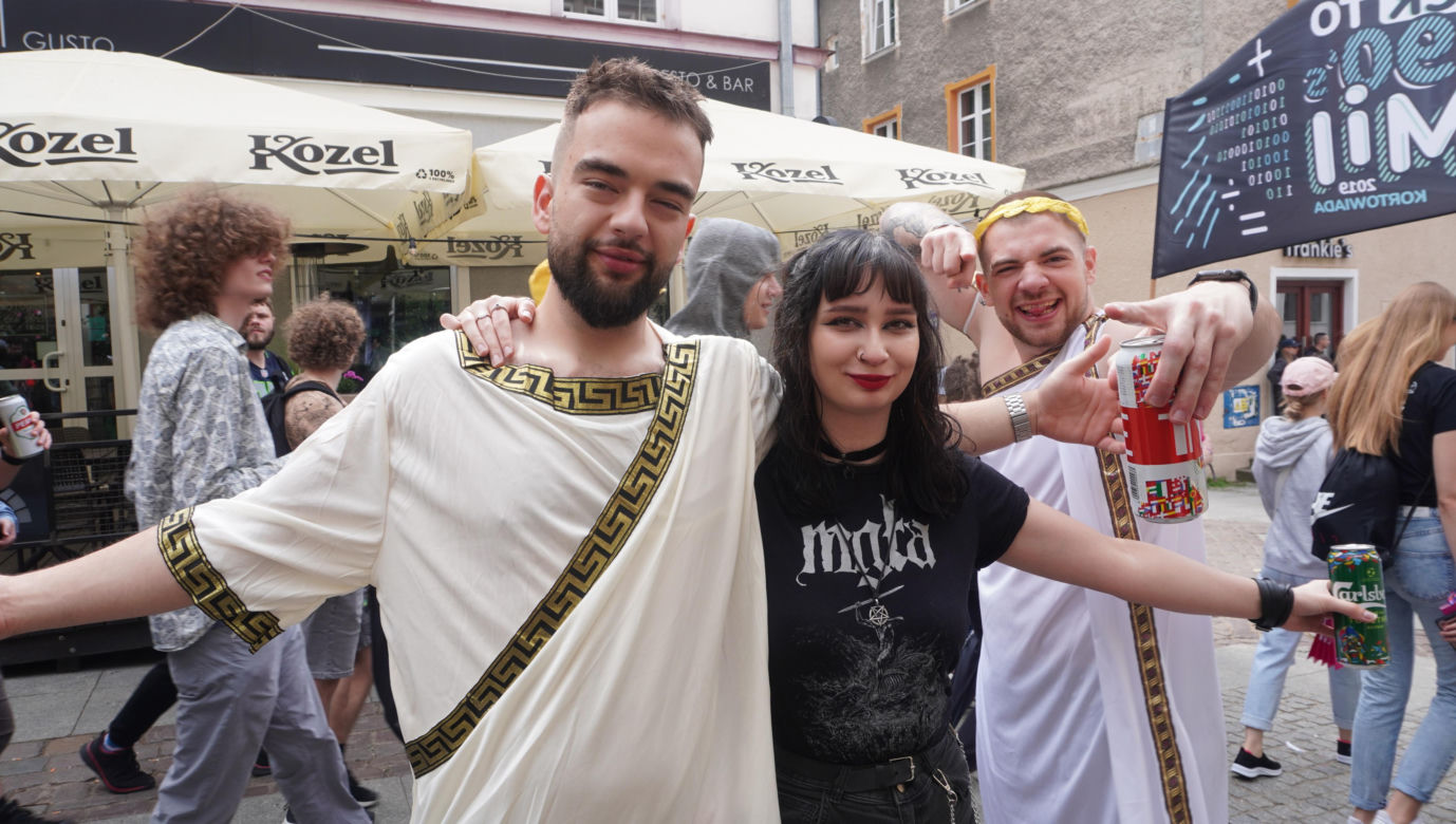 Kortowiada 2024. Parada Wydziałów przeszła ulicami miasta. Studenci tłumnie wzięli udział w imprezie