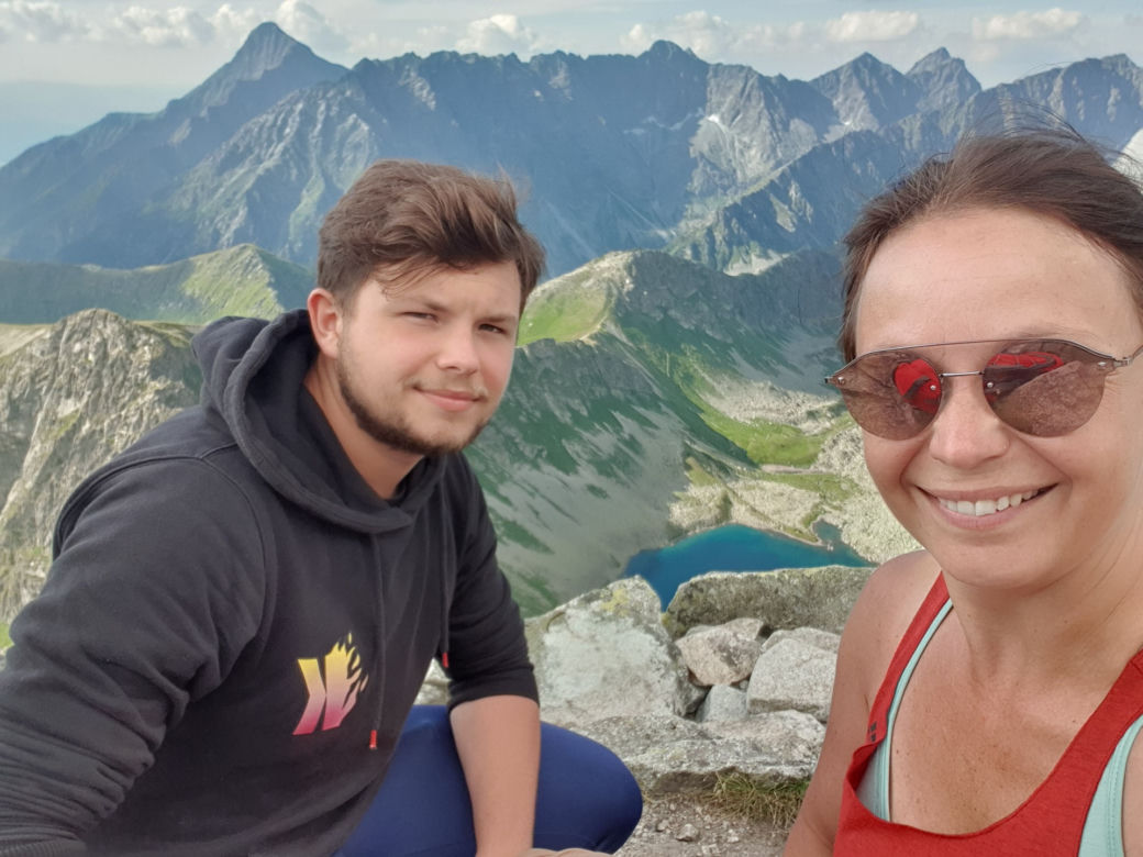 Janek z mamą w górach. Uwielbiali góry. W sierpniu ubiegłego roku mieli jechać również, ale wypadek pokrzyżował te plany