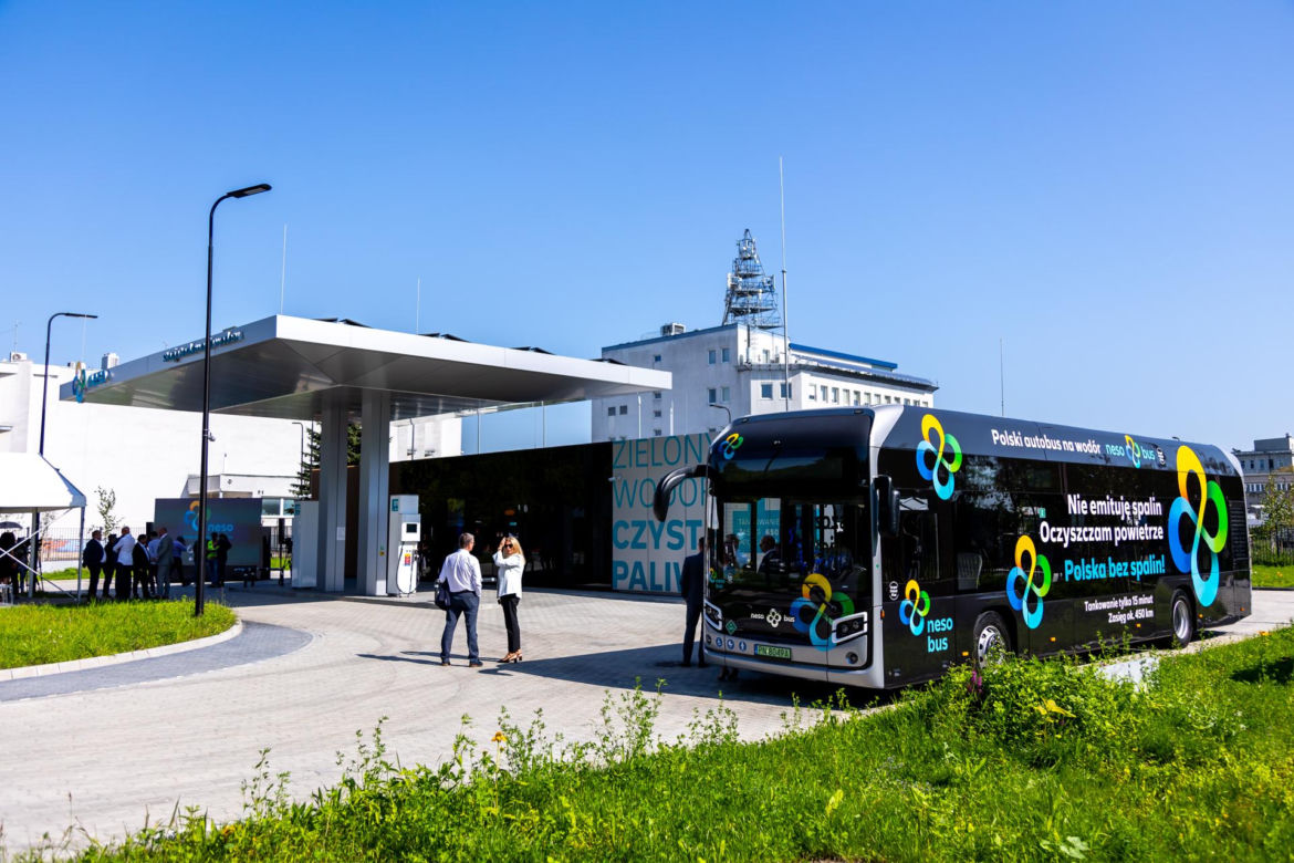 Pierwsza stacja tankowania wodoru w Polsce – widok z autobusem wodorowym