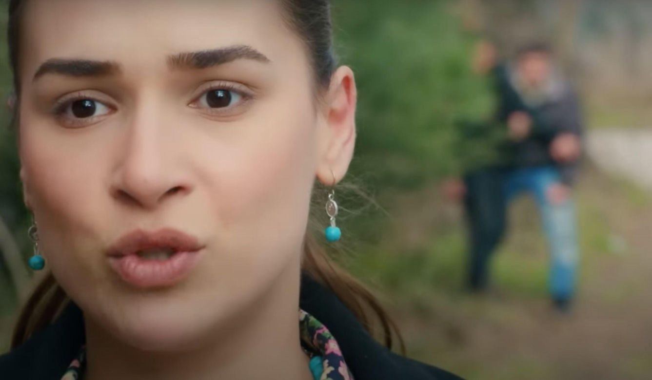 Ege oświadczy się Melis i pomoże Bulentowi, który wda się w bójkę.