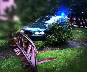 Kierowca bmw z Hajnówki wsiadł za kółko i wjechał w płot [ZDJĘCIA]
