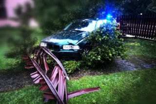 Kierowca bmw z Hajnówki ledwo stał na nogach. Wsiadł za kółko i wjechał w płot [ZDJĘCIA]