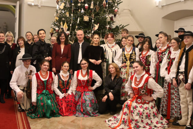 W Pałacu Prezydenckim już święta. Marta Nawrocka z rodziną ubierała choinkę