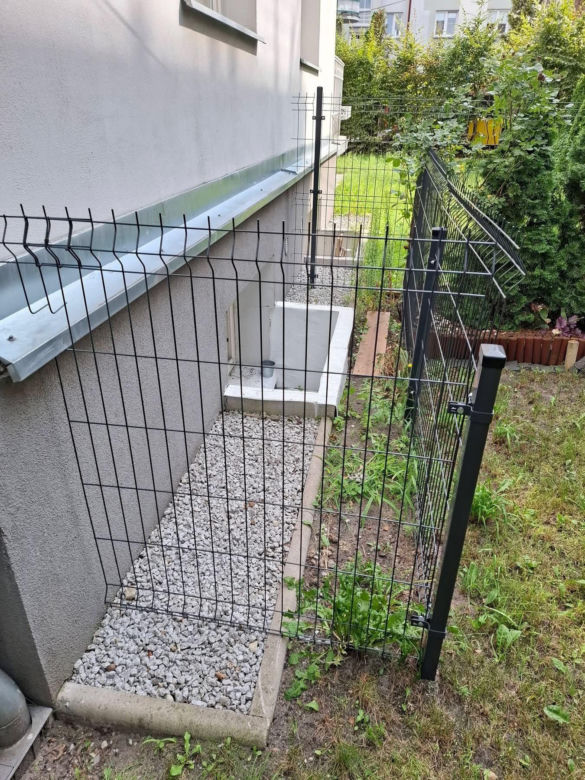 Warszawa. Szok, jakie ogłoszenie znaleźliśmy. „Kawalerka z ogródkiem”. To nie żart!