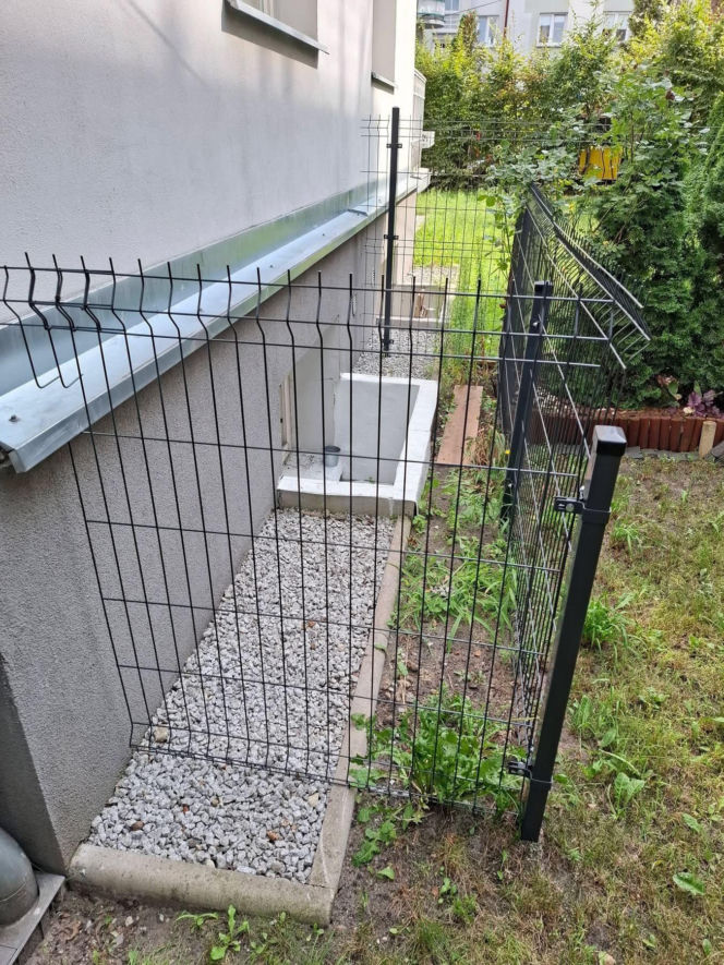 Warszawa. Szok, jakie ogłoszenie znaleźliśmy. „Kawalerka z ogródkiem”. To nie żart!