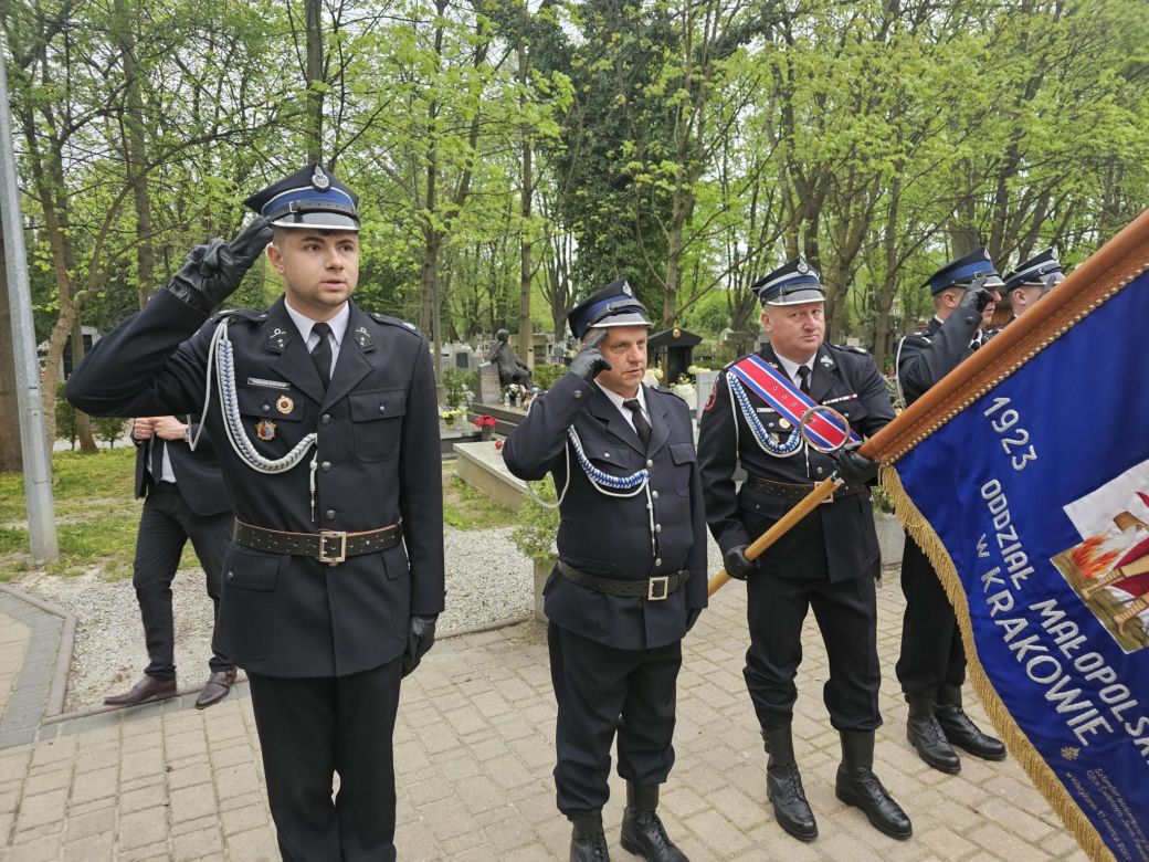 Kraków. Andrzej Duda ukląkł przed grobem posła PSL. Prezydent uczcił rocznicę katastrofy smoleńskiej