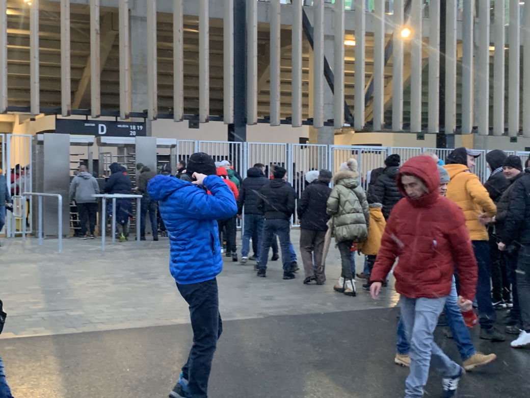 Mecz Zagłębia sparaliżował Sosnowiec.  Na ulicach wokół stadionu wytworzyły się ogromne korki, kibice nie mają gdzie parkować