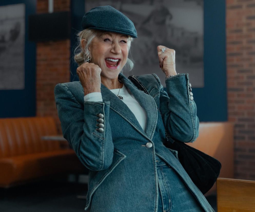 Uśmiechnięta Helen Mirren w jeansowej marynarce i kaszkiecie zaciska pięści. O serialu Strefa gangsterów przeczytasz na Eska.