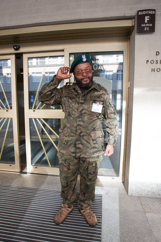 Godson handluje kurczakami w Nigerii