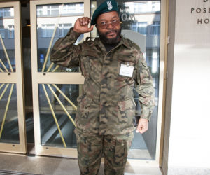 Godson handluje kurczakami w Nigerii