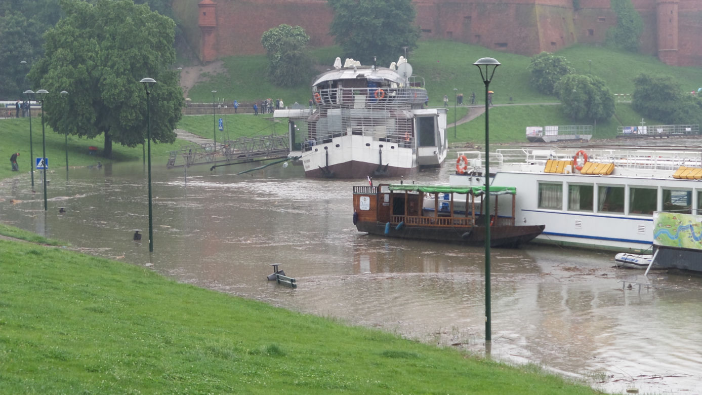 Powódź w Krakowie 24.05.2019: Fala kulminacyjna na Wiśle: zalane bulwary, "okropny widok"