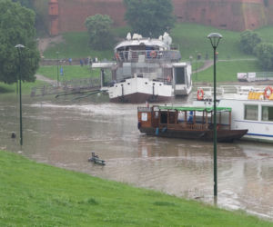 Powódź w Krakowie 24.05.2019: Fala kulminacyjna na Wiśle: zalane bulwary, okropny widok