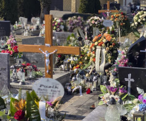 Rodzinna masakra w Kadłubie. Ojczym i prababcia 17-letniego mordercy spoczęli w osobnych grobach