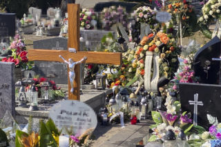 Rodzinna masakra w Kadłubie. Ojczym i prababcia 17-letniego mordercy spoczęli w osobnych grobach