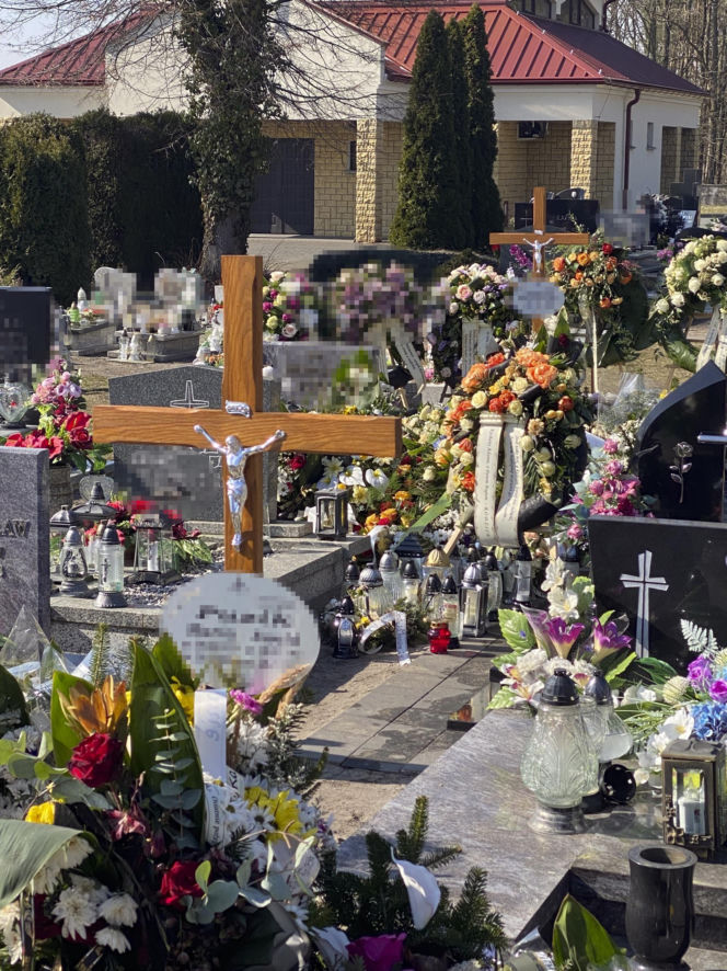 Rodzinna masakra w Kadłubie. Ojczym i prababcia 17-letniego mordercy spoczęli w osobnych grobach