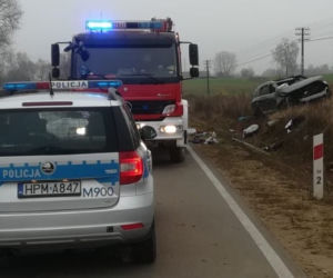 Jasionówka: Audi uderzyło w przepust drogowy. 2 osoby ranne