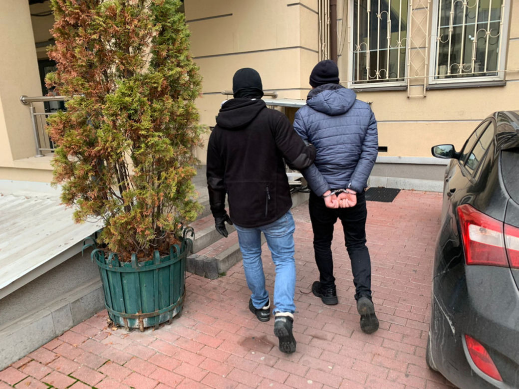 Wersalka, najlepszy przyjaciel złodzieja, gdy zapuka policja