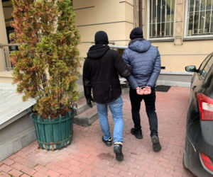 Wersalka, najlepszy przyjaciel złodzieja, gdy zapuka policja