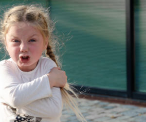 Dziecko mówi „nienawidzę cię”? Twoja reakcja jest kluczowa