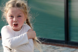 Dziecko mówi „nienawidzę cię”? Twoja reakcja może być najważniejszą lekcją w jego życiu