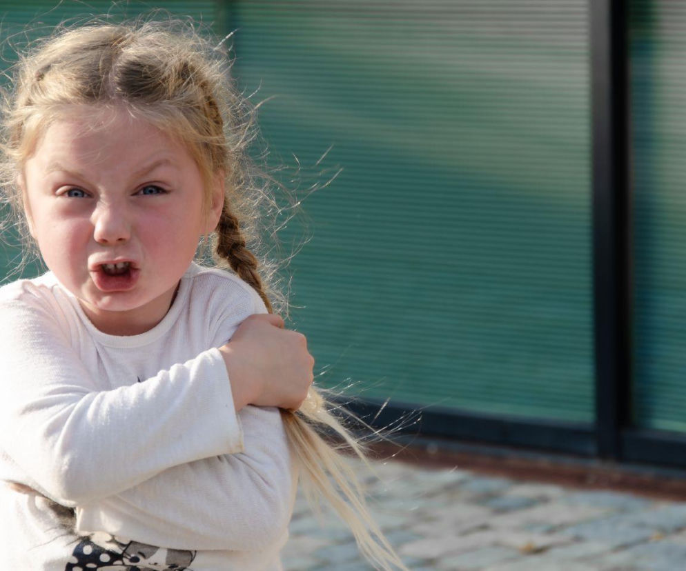 Dziecko mówi „nienawidzę cię”? Twoja reakcja jest kluczowa