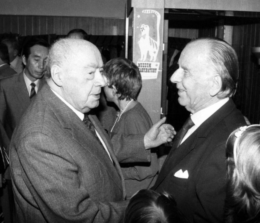 Premier Cyrankiewicz zachowywał się swobodnie i miał nienaganne maniery. Oraz żonę, aktorkę Ninę Andrycz - ikonę elegancji międzywojnia.