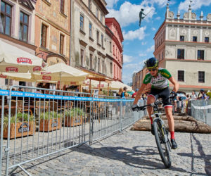 Na rowerach między kamienicami Starego Miasta. Eliminator MTB w Lublinie