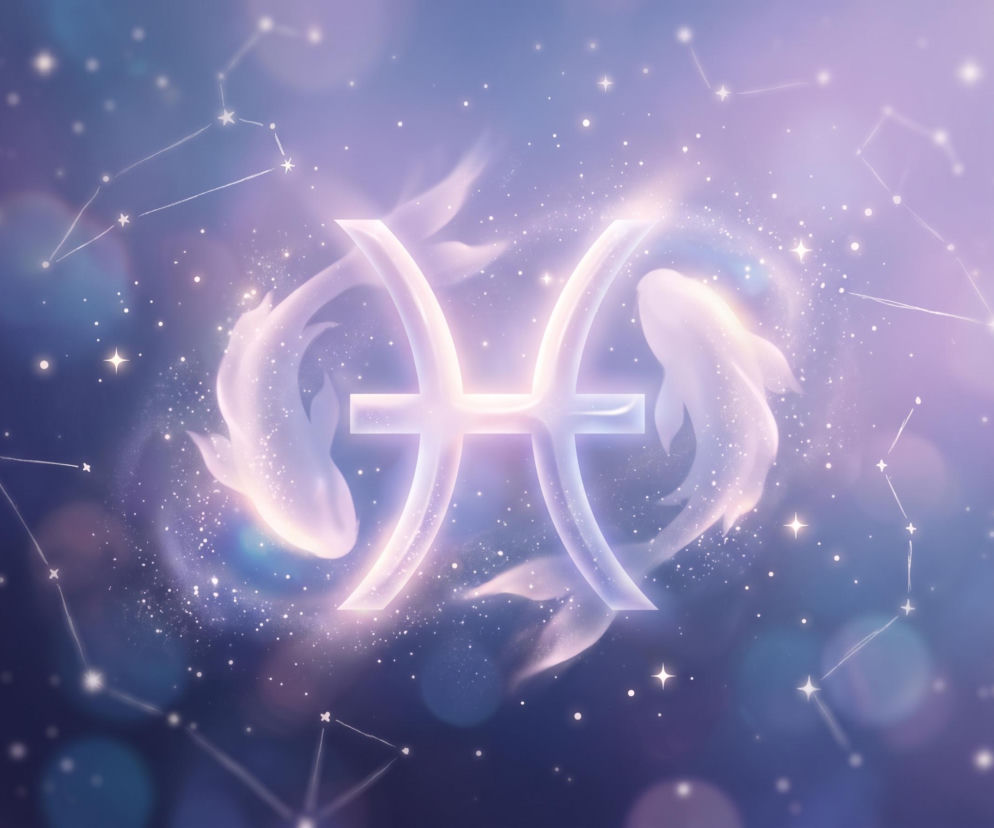 Świecący symbol zodiakalnych Ryb na tle dwóch ryb i gwiazd. Horoskop dla Ryb na niedzielę sprawdzisz w Eska.