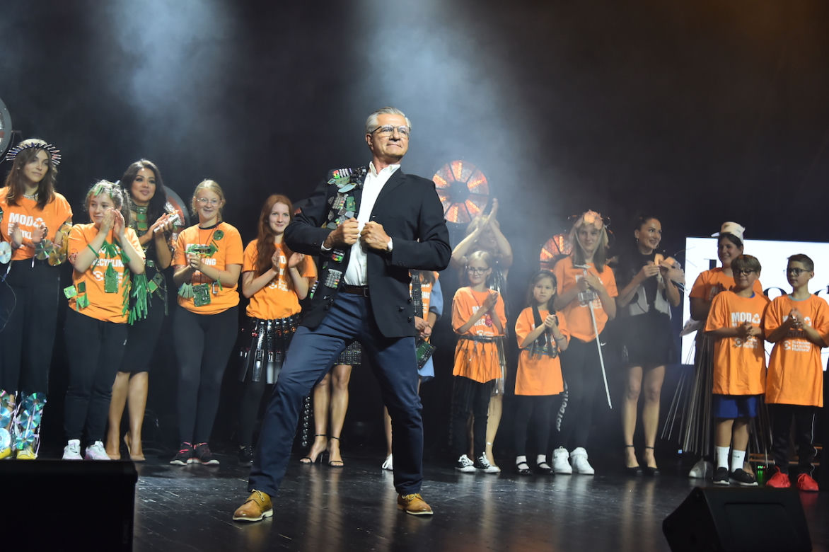 Wielki Pokaz Moda na Recykling Anny Kubisz i ERP. Gwiazdy w strojach z elektrośmieci!